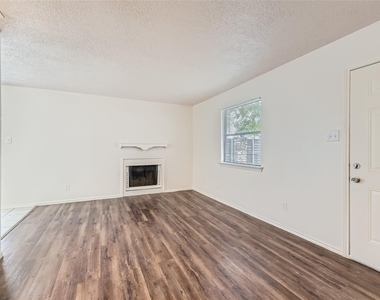 5616 Emerald Forest Dr - Photo Thumbnail 3