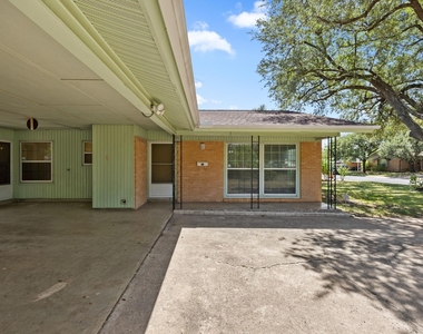 1702 Ridgemont Dr - Photo Thumbnail 2