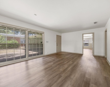 1702 Ridgemont Dr - Photo Thumbnail 4