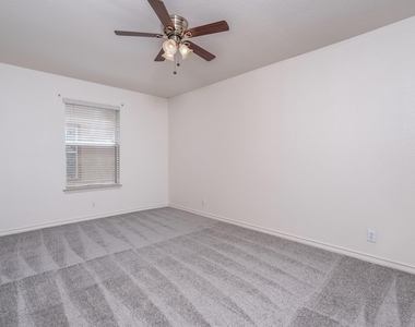 200 Sandstone Dr - Photo Thumbnail 16