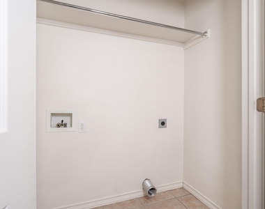 200 Sandstone Dr - Photo Thumbnail 14