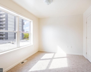 5227 Crowson Avenue - Photo Thumbnail 10