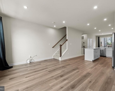 814 Watts Street - Photo Thumbnail 6