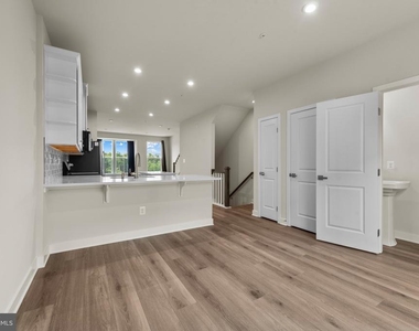 814 Watts Street - Photo Thumbnail 7