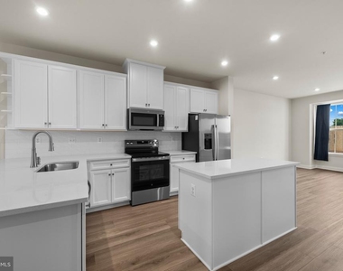 814 Watts Street - Photo Thumbnail 9