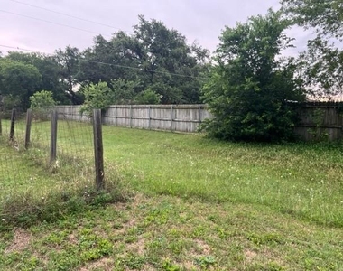 201 W Goforth Rd - Photo Thumbnail 8