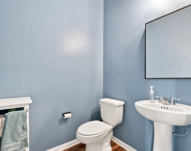 241 Eagle Brook Ln - Photo Thumbnail 8