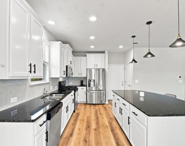 241 Eagle Brook Ln - Photo Thumbnail 7