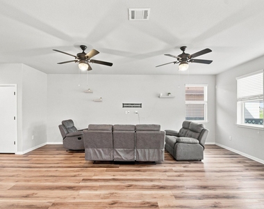 241 Eagle Brook Ln - Photo Thumbnail 3