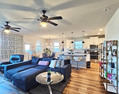 241 Eagle Brook Ln - Photo Thumbnail 2