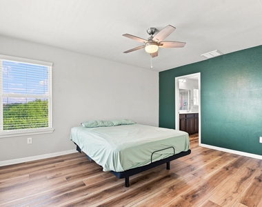 241 Eagle Brook Ln - Photo Thumbnail 9