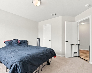 241 Eagle Brook Ln - Photo Thumbnail 12