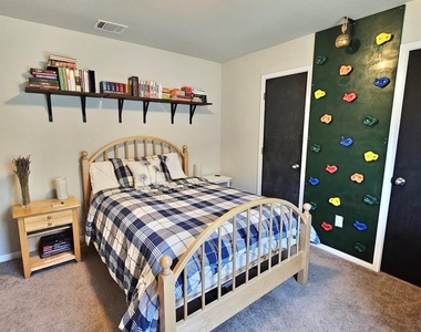 241 Eagle Brook Ln - Photo Thumbnail 15