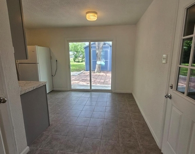 1401 Trinity St - Photo Thumbnail 4