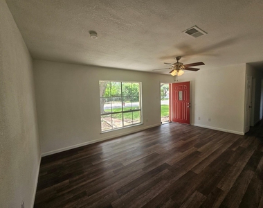 1401 Trinity St - Photo Thumbnail 2
