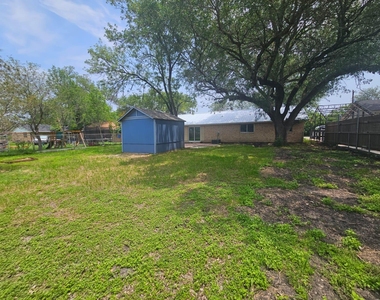 1401 Trinity St - Photo Thumbnail 23