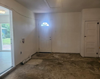 1401 Trinity St - Photo Thumbnail 26