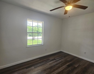 1401 Trinity St - Photo Thumbnail 17