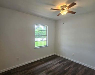 1401 Trinity St - Photo Thumbnail 18