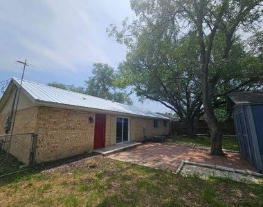 1401 Trinity St - Photo Thumbnail 24