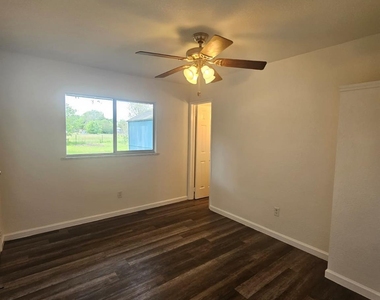 1401 Trinity St - Photo Thumbnail 15
