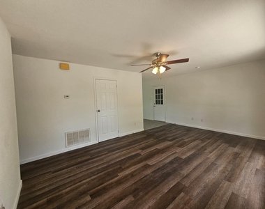 1401 Trinity St - Photo Thumbnail 3
