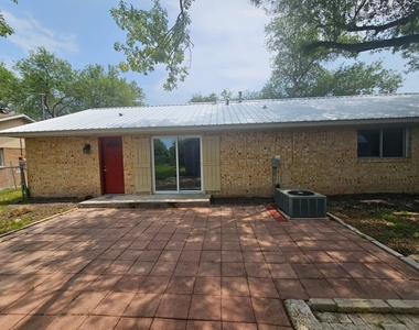 1401 Trinity St - Photo Thumbnail 20