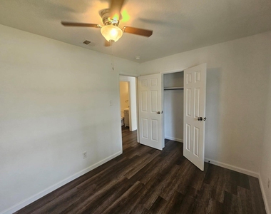 1401 Trinity St - Photo Thumbnail 14