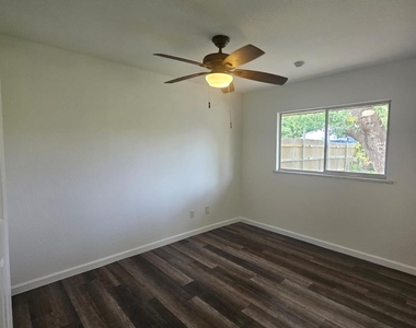 1401 Trinity St - Photo Thumbnail 8