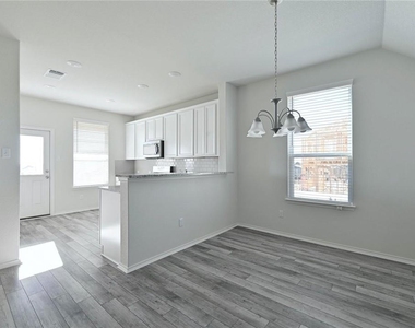 147 Longstraw Dr - Photo Thumbnail 12