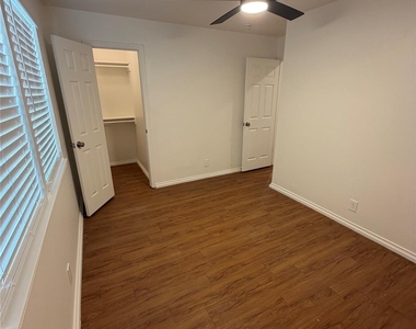 1306 Conway Dr - Photo Thumbnail 5