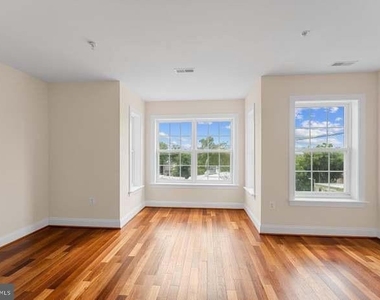 911 Kennedy Street Nw - Photo Thumbnail 5