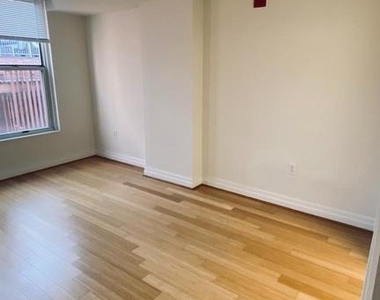915 Nw E Street Nw - Photo Thumbnail 10