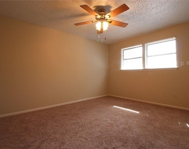 9002 Sanger Dr - Photo Thumbnail 7