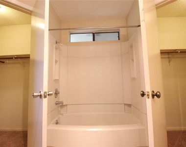 9002 Sanger Dr - Photo Thumbnail 12