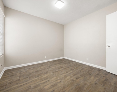 1905 Margalene Way - Photo Thumbnail 4