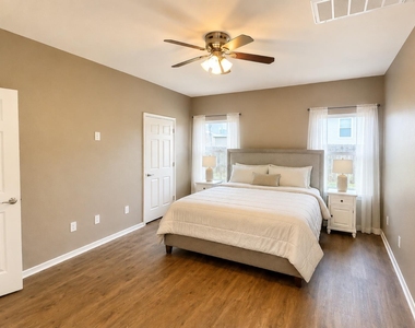 305 Dark Horse Ln - Photo Thumbnail 4