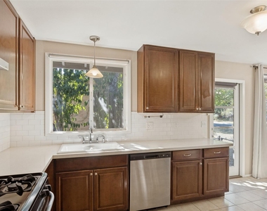 1405 Broadmoor Dr - Photo Thumbnail 10