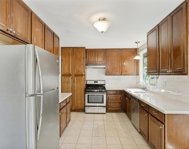 1405 Broadmoor Dr - Photo Thumbnail 9