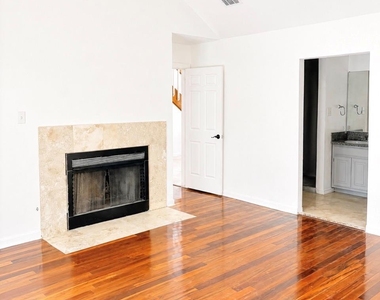 302 Meadow Creek Dr - Photo Thumbnail 9