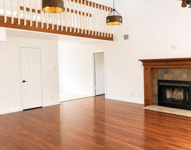 302 Meadow Creek Dr - Photo Thumbnail 8