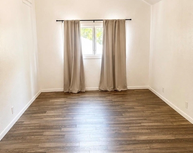 302 Meadow Creek Dr - Photo Thumbnail 16