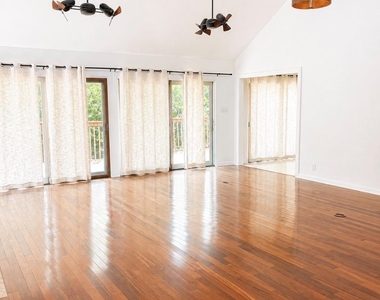 302 Meadow Creek Dr - Photo Thumbnail 7