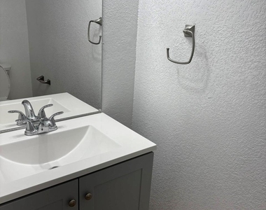 302 Meadow Creek Dr - Photo Thumbnail 2