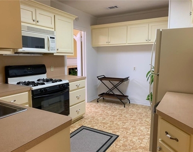 1031 E 44th St - Photo Thumbnail 11