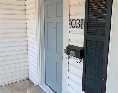 1031 E 44th St - Photo Thumbnail 3