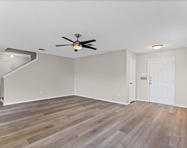2423 Byfield Dr - Photo Thumbnail 3