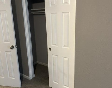 911 Phillips Street - Photo Thumbnail 3