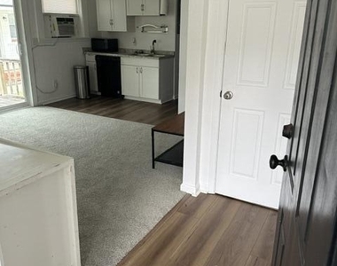 917 Phillips Street - Photo Thumbnail 3