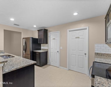 8704 Lake George Circle W - Photo Thumbnail 9